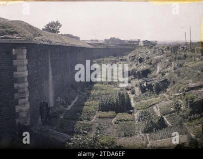 Parigi (17° arrondissement), Francia i giardini di pertinenza ai piedi delle fortificazioni, porte de Saint-Ouen, HD, Habitat, architettura, natura, ambiente, cabina, esiste in alta definizione, architettura fortificata, fortificazioni, parco, giardino, giardino di riparto, vegetazione, botanica, orto vegetale, Francia, Parigi, i Giardini dei lavoratori e i resti delle fortificazioni porte de St Ouen, l'Arrondissement XVII, le fortificazioni, Petite ceinture, la zone, 21/08/1929 - 21/08/1929, Léon, Auguste, fotografo, Autochrome, foto, vetro, Autochrome, foto, positivo, orizzontale, dimensioni 9 x 12 cm Foto Stock