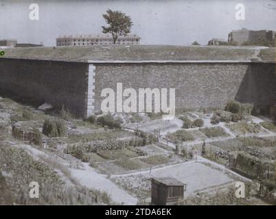 Parigi (17° arrondissement), Francia i giardini d'assegnazione nei fossati delle fortificazioni di porte de Saint-Ouen, Habitat, architettura, natura, ambiente, cabina, architettura fortificata, fortificazioni, Parco, Giardino, giardino di riparto, vegetazione, botanica, orto vegetale, Francia, Parigi, resti di fortificazioni, vista verso porte de St Ouen, Arrondissement XVII, fortificazioni, Petite ceinture, la zone, 21/08/1929 - 21/08/1929, Léon, Auguste, fotografo, Autochrome, foto, vetro, Autochrome, foto, positivo, orizzontale, dimensioni 9 x 12 cm Foto Stock