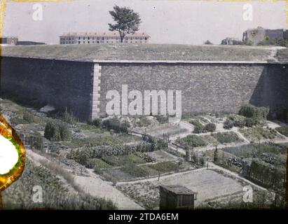 Parigi (17° arrondissement), Francia i giardini d'assegnazione nei fossati delle fortificazioni di porte de Saint-Ouen, Habitat, architettura, natura, ambiente, cabina, architettura fortificata, fortificazioni, Parco, Giardino, giardino di riparto, vegetazione, botanica, orto vegetale, Francia, Parigi, resti di fortificazioni, vista verso porte de St Ouen, Arrondissement XVII, fortificazioni, Petite ceinture, la zone, 21/08/1929 - 21/08/1929, Léon, Auguste, fotografo, Autochrome, foto, vetro, Autochrome, foto, positivo, orizzontale, dimensioni 9 x 12 cm Foto Stock