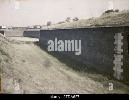 Parigi (XVII arrondissement), Francia le fortificazioni tra le porte di Clichy e Saint-Ouen, abitazioni, architettura, architettura fortificata, fortificazioni, Francia, Parigi, serie di fortificazioni prese dalla porta de Clichy verso la porta de St Ouen, Arrondissement XVII, fortificazioni, Petite ceinture, la zone, 21/08/1929 - 21/08/1929, Léon, Auguste, fotografo, Autochrome, foto, vetro, Autochrome, foto, positivo, orizzontale, dimensioni 9 x 12 cm Foto Stock