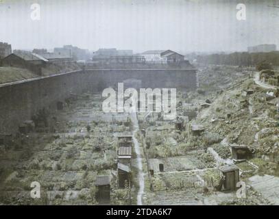 Parigi (17° arrondissement), Francia i giardini d'assegnazione nei fossati delle fortificazioni di porte de Saint-Ouen, Habitat, architettura, natura, ambiente, cabina, architettura fortificata, fortificazioni, Parco, Giardino, giardino di riparto, vegetazione, botanica, orto vegetale, Francia, Parigi, vista dai Giardini dei lavoratori verso porte de St Ouen, Arrondissement XVII, fortificazioni, Petite ceinture, la zone, 24/09/1929 - 24/09/1929, Léon, Auguste, fotografo, Autochrome, foto, vetro, Autochrome, foto, positivo, orizzontale, dimensioni 9 x 12 cm Foto Stock