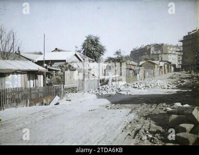 Parigi (18° arrondissement), Francia veduta della porta "zone" di Montmartre, HD, Housing, Architecture, Cabin, esiste in alta definizione, abitazioni, fortificazioni, barriera, palizzata, dilapidazione, condizioni non sanitarie, Rubble, Francia, Parigi, colonia straniera vicino alla porte de Montmartre, fortificazioni, Petite ceinture, la zone, 25/09/1929 - 25/09/1929, Léon, Auguste, fotografo, Autochrome, foto, vetro, Autochrome, foto, positivo, orizzontale, dimensioni 9 x 12 cm Foto Stock