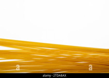 Spaghetti italiani premium: Pasta di alta qualità su sfondo bianco, delizie culinarie Foto Stock