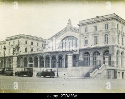 Parigi (10° arr.), Francia ampliamento della Gare de l'Est, la facciata della parte nuova, Housing, Architecture, Transport, Station, opere, trasporti automobilistici, automobili, architettura civile pubblica, Arc, Arcade, ARCH, Transport Railway, Francia, Parigi, gare de l'Est. Facciata della parte nuova, Arrondissement X, 15/08/1930 - 15/08/1930, Léon, Auguste, fotografo, Autochrome, foto, vetro, Autochrome, foto, positivo, orizzontale, dimensioni 9 x 12 cm Foto Stock