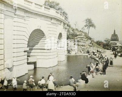 Parigi (18° arrondissement), Francia la fontana di Paul Gasq nella piazza Saint-Pierre de Montmartre (attuale piazza Louise-Michel) ai piedi del Sacro cuore, intrattenimento, esseri umani, abbigliamento, Habitat, architettura, gioco, giocattolo, giochi d'acqua, bambini, Fontana, Moda, Parco, Giardino, balaustra, Francia, Parigi, Piazza St Pierre (Montmartre) il bacino e i bambini con le loro barche, Sacré-Coeur, 15/08/1930 - 15/08/1930, Léon, Auguste, fotografo, Autochrome, foto, vetro, Autochrome, foto, positivo, orizzontale, dimensioni 9 x 12 cm Foto Stock