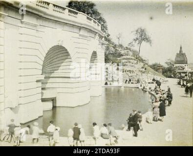 Parigi (18° arrondissement), Francia la fontana di Paul Gasq nella piazza Saint-Pierre de Montmartre (attuale piazza Louise-Michel) ai piedi del Sacro cuore, intrattenimento, esseri umani, abbigliamento, Habitat, architettura, gioco, giocattolo, giochi d'acqua, bambini, Fontana, Moda, Parco, Giardino, balaustra, Francia, Parigi, Piazza St Pierre (Montmartre) il bacino e i bambini con le loro barche, Sacré-Coeur, 15/08/1930 - 15/08/1930, Léon, Auguste, fotografo, Autochrome, foto, vetro, Autochrome, foto, positivo, orizzontale, dimensioni 9 x 12 cm Foto Stock