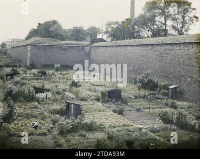 Parigi (13° arrondissement), Francia i giardini di pertinenza ai piedi delle fortificazioni, alla porte d'Ivry, Habitat, architettura, natura, ambiente, cabina, architettura fortificata, fortificazioni, Parco, Giardino, giardino di riparto, vegetazione, botanica, orto vegetale, Francia, Parigi, porte d'Ivry resti di fortificazioni e giardini dei lavoratori, Arrondissement XIII, fortificazioni, Petite ceinture, la zone, 15/08/1930 - 15/08/1930, Léon, Auguste, fotografo, Autochrome, foto, vetro, Autochrome, foto, positivo, orizzontale, dimensioni 9 x 12 cm Foto Stock