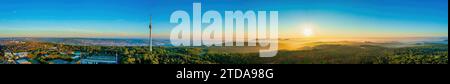 Alba dello skyline di Stoccarda, vista aerea con torre della televisione, architettura cittadina, panorama dei viaggi in nebbia in Germania Foto Stock