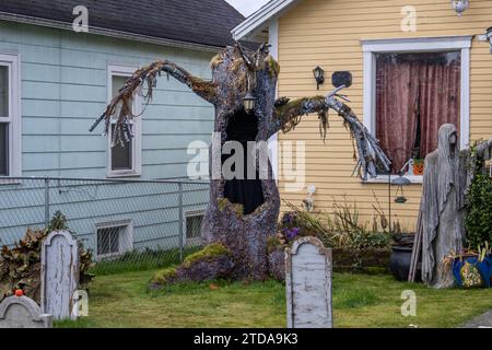 Decorazioni del cortile di Halloween, tra cui un cimitero e un mostro degli alberi Foto Stock