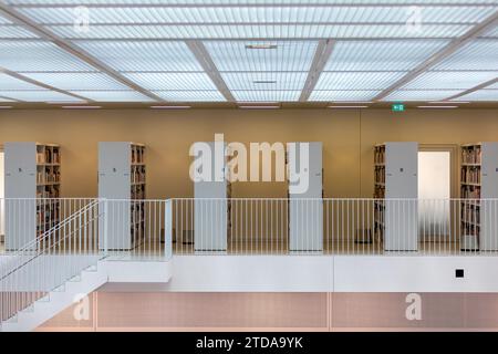 Esplorare la bellezza della biblioteca pubblica della città di Stoccarda: Architettura degli interni e risorse di apprendimento Foto Stock