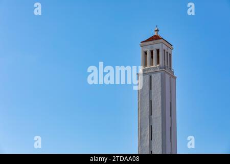 Marathon Tower accanto al nuovo stadio di Castellón de la Plana, Spagna: Iconici monumenti architettonici sotto un cielo azzurro Foto Stock