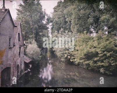 Chartres, France Washhouses sulle rive dell'Eure, sparati probabilmente da rue des Trois Moulins, Habitat, architettura, natura, ambiente, fiume, architettura rurale, idrografia, Washhouse, vegetazione, botanica, Francia, Chartres, Bord de Eure, Chartres, 30/05/1912 - 30/05/1912, Léon, Auguste, fotografo, 1912 - Eure-et-Loir - Auguste Léon - (30 maggio), Autochrome, Photo, Glass, Autochrome, foto, positivo, orizzontale, dimensioni 9 x 12 cm Foto Stock