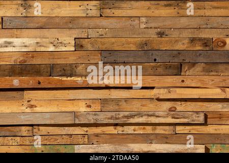 Tavole in legno recuperato riutilizzate: Sfondo rustico in legno con fascino vintage Foto Stock