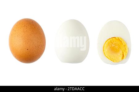 Uovo di gallina isolato su sfondo bianco, set di uova fresche, sode e affettate, vista dall'alto piatti piatti a base di carne Foto Stock