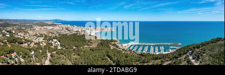 Splendida vista aerea di Oropesa del Mar con porticciolo e costa Foto Stock