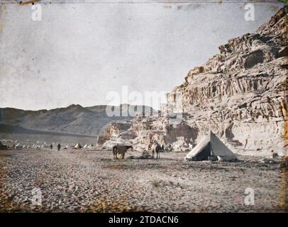 Quweira, Arabia (attuale Giordania) sotto le scogliere, le tende del campo delle forze arabe dell'Hedjaz, natura, ambiente, Habitat, architettura, scienze, tecniche, paesaggio, fenomeno naturale, erosione, campo, alloggio, equino, geologia, scogliera, al-Quwayrah, 05/03/1918 - 05/03/1918, Castelnau, Paolo, 1918 - Medio Oriente, Egitto, Palestina, Chypre - Paul Castelnau (sezione fotografica dell'esercito) - (9 gennaio-6 ottobre), Autochrome, Photo, Glass, Autochrome, foto, positivo, orizzontale, dimensioni 9 x 12 cm Foto Stock