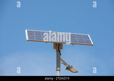 Piccoli pannelli solari posti su pali esterni in una giornata di sole. Mini  pannello solare per faretto a LED in giardino Foto stock - Alamy