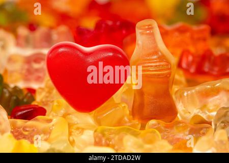 Amo il concetto - bottiglia di Cola Gummi con cuore rosso Foto Stock