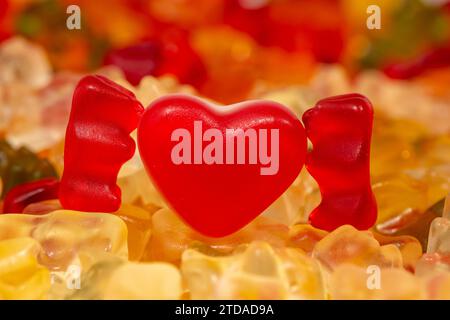 Concetto di amore - Gummi orsi e cuore rosso con gimmi porta sfondo Foto Stock