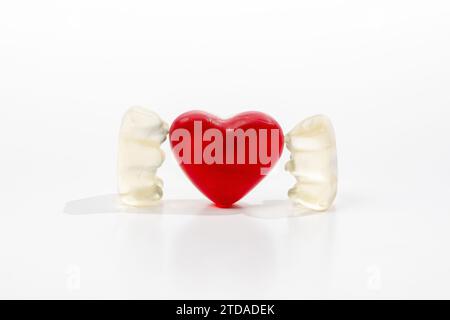 Concetto di amore con gli orsi Gummi e il cuore rosso Foto Stock