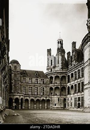 Chambord, Francia il cortile interno del castello, personalità, Arte, Habitat, architettura, figura politica, Re, Regina, Torre, Arco, sala giochi, arco, rinascimentale, cortile, Palazzo, Castle, France, Chambord, le Château Inner Courtyard, Chambord, 01/06/1909 - 30/06/1909, Léon, Auguste, fotografo, 1909 - Centre de la France - Auguste Léon - (giugno), Gélatino-argentique, vetro, positivo su vetro bianco e nero, positivo Foto Stock