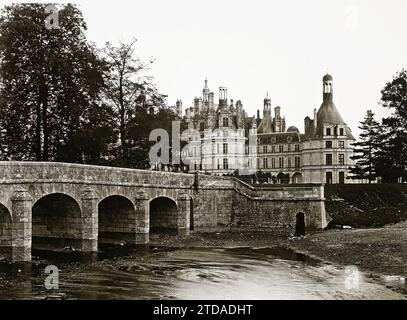 Chambord, Francia il ponte e il castello, personalità, Habitat, architettura, arte, figura politica, re, regina, torre, ingegneria civile, fiume, Rinascimento, Palazzo, Castello, Ponte, Francia, Chambord, Ponte e castello di Chambord, Chambord, 01/06/1909 - 30/06/1909, Léon, Auguste, fotografo, 1909 - Centre de la France - Auguste Léon - (giugno), Gélatino-argentique, vetro, positivo su vetro bianco e nero, positivo Foto Stock