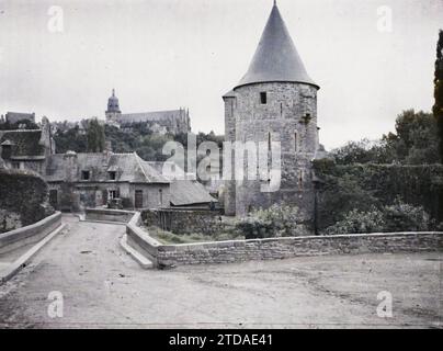 Fougères, Ille-et-Vilaine, Bretagna, Francia l'ingresso del castello con la torre Hallay di fronte alla torre quadrata di la Haye St Hilaire; sullo sfondo la chiesa di Saint-Léonard, Habitat, architettura, Torre, alloggi, architettura fortificata, Francia, Fougères, ingresso al castello e alla chiesa di St Léonard, Fougères, 24/09/1915 - 24/09/1915, Léon, Auguste, fotografo, 1915 - Sarthe, Ille-et-Vilaine, Loiret - Auguste Léon - (20 settembre - 2 ottobre), Autochrome, Photo, Glass, Autochrome, foto, positivo, orizzontale, dimensioni 9 x 12 cm Foto Stock