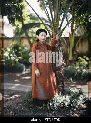 Hà-nôi, Hainoi Vietnam (?), Tonchino, Indocina Una giovane donna della classe superiore, esseri umani, abbigliamento, alloggi, architettura, donna, Costume, palme, palmeto, Ritratto, gioielli, acconciature, bretelle di fissaggio, Parco, Giardino, Indocina, Tonchino, donne, alta classe, giovane elegante, Hà-nôi, Hainoi Vietnam, 01/09/1915 - 30/11/1915, Busy, Léon, fotografo Léon occupato en Indochine, Autochrome, foto, vetro, Autochrome, foto, positivo, verticale, dimensioni 9 x 12 cm Foto Stock