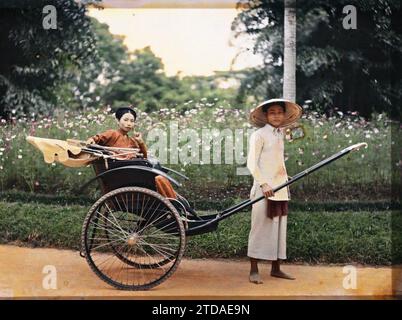 Hà-nôi, Hainoi Vietnam, Tonchino, Indocina Una giovane donna elegante della classe superiore, in risciò in un giardino pubblico, esseri umani, abbigliamento, trasporti, alloggi, architettura, donna, Costume, carrello a mano, Rickshaw, ritratto, Fiore, acconciatura, bretella di fissaggio, Park, giardino, uomo, Indocina, Tonchino, donne, classe superiore, lo stesso, Hà-nôi, Hainoi Vietnam, 01/09/1915 - 30/11/1915, occupato, Léon, Léon fotografo occupato en Indochine, Autochrome, foto, vetro, Autochrome, foto, positivo, orizzontale, dimensioni 9 x 12 cm Foto Stock