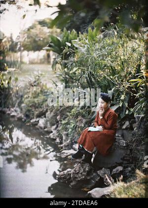 Hà-nôi, Hainoi Vietnam, Tonchino, Indocina Una giovane donna della classe superiore, seduta ai margini di uno stagno in un giardino pubblico, esseri umani, abbigliamento, alloggi, architettura, donna, Costume, stagno, scarpa, Ritratto, accessorio, acconciatura, bretella di fissaggio, Park, Garden, Indocina, Tonchino, donne, classe superiore, una giovane donna elegante, Hà-nôi, Hainoi Vietnam, 01/09/1915 - 30/11/1915, occupato, Léon, fotografo Léon Busy en Indochine, Autochrome, foto, vetro, Autochrome, foto, positivo, verticale, dimensioni 9 x 12 cm Foto Stock