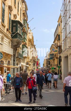 Triq IR-Republika, o Republic Street, la principale via dello shopping a la Valletta, Malta. Foto Stock