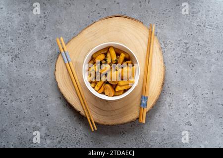 Tteokbokki coreano o torta di riso bollita con funghi e salsa. Foto Stock