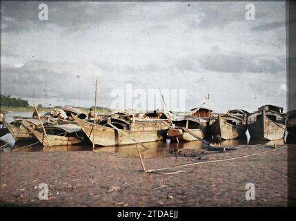 Hà-nôi, Hainoi Vietnam, Tonchino, Indocina Sampans ormeggiati sulle rive del fiume Rosso, nel pomeriggio, trasporto, fiume, Quay, barca, trasporto fluviale, lago, Indocina, Tonchino, Hanoi, le banchine del Red River, Sampans dopo mezzogiorno, Fleuve rouge, Quartier sino-annamite, 01/09/1915 - 30/11/1915, occupato, Léon, Léon fotografo occupato en Indochine, Autochrome, foto, vetro, Autochrome, foto, positivo, orizzontale, dimensioni 9 x 12 cm Foto Stock