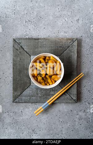 Tteokbokki coreano o torta di riso bollita con funghi e salsa. Foto Stock