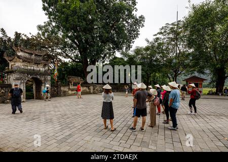 Turista presso i templi di Hoa Lu in Vietnam, 29. Novembre 2019 Foto Stock