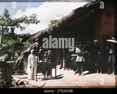 Cay-sau, dintorni di Bac-lè, Tonchino, Indocina il capo del villaggio di Thô e la sua famiglia, di fronte alla loro casa, esseri umani, abbigliamento, società, alloggi, architettura, donna, Costume, minoranza etnica, ritratto di gruppo, architettura rurale, famiglia, acconciatura, copricapo, uomo, Indocina, Tonchino, Tho, da Hanoi a porte de Chine - Un villaggio Tho (Cay-Sau), il capo del villaggio e la sua famiglia, Cay-Sau, 01/09/1915 - 30/11/1915, Busy, Léon, fotografo Léon occupato en Indochine, Autochrome, foto, vetro, Autochrome, foto, positivo, orizzontale Foto Stock