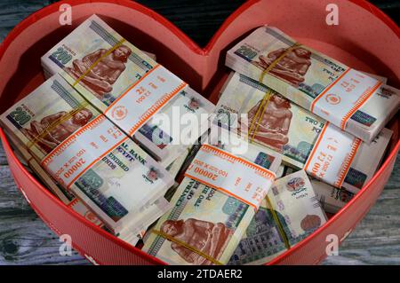 Pile e pile d'Egitto denaro migliaia di sterline banconote banconote in valuta EGP LE, tasso di cambio egiziano e status economico, concetto di moneta, Foto Stock