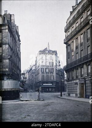 Parigi (6th arr.), Francia il crocevia Odéon, attività economica, edilizia abitativa, architettura, registrazione, informazioni, lampione, lampione, negozio, negozio, insegna, opere, registrazione commerciale, balcone, loggia, strada, quartiere, caffè, bar, negozio, marquise, Catering, industria alberghiera, Francia, Parigi, Rue du Four, Odéon, 20/07/1914 - 20/07/1914, Passet, Stéphane, fotografo, Autochrome, foto, vetro, Autochrome, foto, positivo, verticale, dimensioni 9 x 12 cm Foto Stock