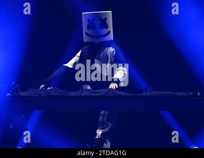 Sunrise, Florida, USA. 16 dicembre 2023. Marshmello si esibisce durante il Jingle Ball 2023 di i HeartRadio Y100 all'Amerant Bank Arena il 16 dicembre 2023 a Sunrise, Florida. Crediti: Mpi04/Media Punch/Alamy Live News Foto Stock