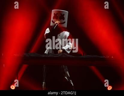 Sunrise, Florida, USA. 16 dicembre 2023. Marshmello si esibisce durante il Jingle Ball 2023 di i HeartRadio Y100 all'Amerant Bank Arena il 16 dicembre 2023 a Sunrise, Florida. Crediti: Mpi04/Media Punch/Alamy Live News Foto Stock