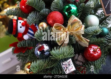 Weihnachtsdeko - Berlino, Deutschland, GER, Germania, 11.12.2023 - Berlin-Mitte: Weihnachtliche Dekoration mit kleinem Schneemann zum Weihnachtsfest. *** Decorazione natalizia Berlino, Germania, GER, Germania, 11 12 2023 Berlin Mitte decorazione natalizia con pupazzo di neve per Natale Foto Stock