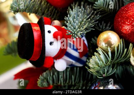 Weihnachtsdeko - Berlino, Deutschland, GER, Germania, 11.12.2023 - Berlin-Mitte: Weihnachtliche Dekoration mit kleinem Schneemann zum Weihnachtsfest. *** Decorazione natalizia Berlino, Germania, GER, Germania, 11 12 2023 Berlin Mitte decorazione natalizia con pupazzo di neve per Natale Foto Stock