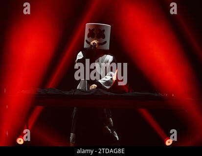 Sunrise, Florida, USA. 16 dicembre 2023. Marshmello si esibisce durante il Jingle Ball 2023 di i HeartRadio Y100 all'Amerant Bank Arena il 16 dicembre 2023 a Sunrise, Florida. Crediti: Mpi04/Media Punch/Alamy Live News Foto Stock