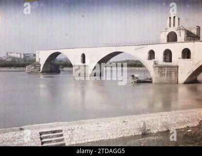 Avignone, Francia il ponte di Saint-Bénézet conosciuto come Pont d'Avignon, la cappella di Saint-Bénézet e la cappella di Saint-Nicolas, religione, alloggio, architettura, arte, trasporti, Chiesa, fiume, cristianesimo, ingegneria civile, campanile, barca, arco, sala giochi, arco, Medioevo, trasporto fluviale, lago, ponte, architettura religiosa, Francia, Avignone, le Pont St Bénézeth, Avignone, 09/04/1916 - 09/04/1916, Léon, Auguste, fotografo, 1916 - Province francesi - Jean Brunhes, Auguste Léon et Georges Chevalier - (aprile-luglio), Autochrome, Photo, Glass, Autochrome, foto, positivo, orizzontale, dimensioni 9 x 12 cm Foto Stock