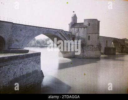 Avignone, Francia il ponte di Saint-Bénézet conosciuto come Pont d'Avignon, la cappella di Saint-Bénézet e la cappella di Saint-Nicolas, religione, alloggio, architettura, arte, Chiesa, fiume, cristianesimo, ingegneria civile, campanile, arco, sala giochi, arco, Medioevo, Ponte, architettura religiosa, Francia, Avignone, l'altra sponda del Pont St Bénézeth, Avignone, 09/04/1916 - 09/04/1916, Léon, Auguste, fotografo, 1916 - Province francesi - Jean Brunhes, Auguste Léon et Georges Chevalier - (aprile-luglio), Autochrome, Photo, Glass, Autochrome, foto, positivo, orizzontale, dimensioni 9 x 12 cm Foto Stock