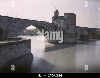 Avignone, Francia il ponte di Saint-Bénézet conosciuto come Pont d'Avignon, la cappella di Saint-Bénézet e la cappella di Saint-Nicolas, religione, alloggio, architettura, arte, Chiesa, fiume, cristianesimo, ingegneria civile, campanile, arco, sala giochi, arco, Medioevo, Ponte, architettura religiosa, Francia, Avignone, l'altra sponda del Pont St Bénézeth, Avignone, 09/04/1916 - 09/04/1916, Léon, Auguste, fotografo, 1916 - Province francesi - Jean Brunhes, Auguste Léon et Georges Chevalier - (aprile-luglio), Autochrome, Photo, Glass, Autochrome, foto, positivo, orizzontale, dimensioni 9 x 12 cm Foto Stock