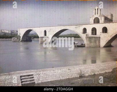 Avignone, Francia il ponte di Saint-Bénézet conosciuto come Pont d'Avignone e la cappella di Saint-Nicolas, religione, Habitat, architettura, arte, trasporti, Chiesa, fiume, cristianesimo, ingegneria civile, campanile, barca, arco, sala giochi, arco, media età, trasporto fluviale e lacustre, ponte, architettura religiosa, Francia, Avignone, le Pont St Bénézeth, Avignone, 09/04/1916 - 09/04/1916, Léon, Auguste, fotografo, 1916 - Province francesi - Jean Brunhes, Auguste Léon et Georges Chevalier - (aprile-luglio), Autochrome, Photo, Glass, Autochrome, foto, positivo, orizzontale, dimensioni 9 x 12 cm Foto Stock