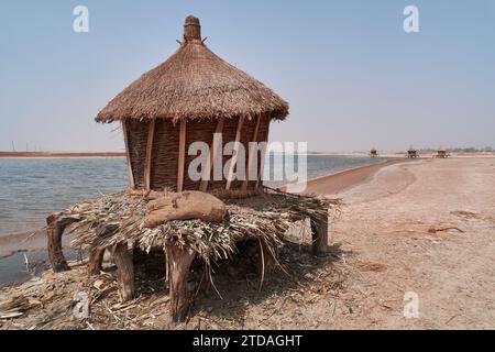 Granai su un'isola di conchiglie, Joal-Fadiouth, Senegal Africa Foto Stock