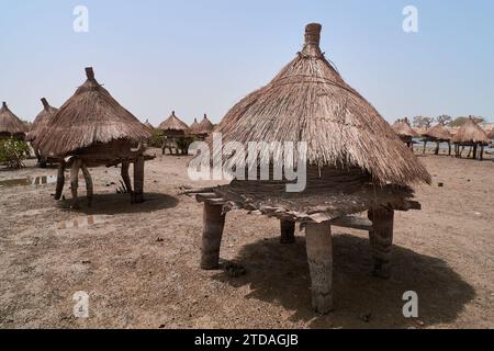 Granai su un'isola di conchiglie, Joal-Fadiouth, Senegal Africa Foto Stock