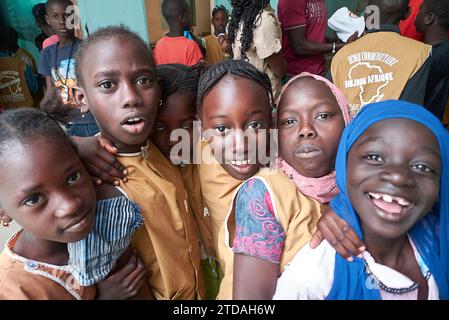 Bambini in una scuola senegalese a Dakar, in Senegal Foto Stock